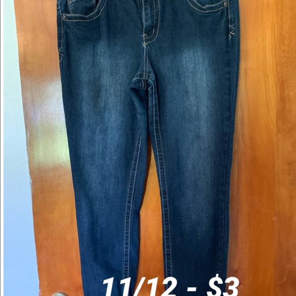 Various clothing - Picture 7 of 8